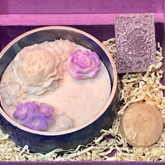Flowers & Flame Lavender/Vanilla/Rose 3 Wick Soy Candle & 2 Soaps - Picture 9 of 9